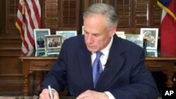 Greg Abbott, gouverneur du Texas signe un document, 7 mai 2017.