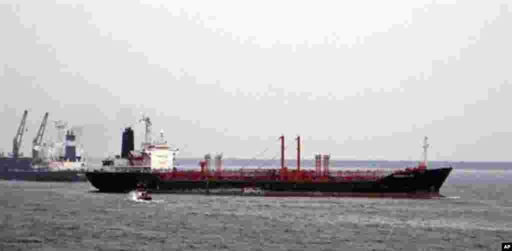Tenka ya kusafirisha Kemikali ya MV Theresa VIII ikiwa imetia nanga bandarini Kakinada, India. Ilitekwa nyara na waharamia wa kisomali ikisafirisha mafuta hadi Kenya.