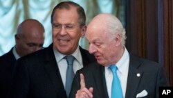 Utusan Khusus untuk Suriah, Staffan de Mistura (kanan) dan Menteri Luar Negeri Rusia Sergey Lavrov (tengah) memasuki aula dalam pertemuan di Moskow, Rusia, 20 April 2018. (AP Photo / Pavel Golovkin).