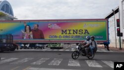 En esta fotografía de archivo del 17 de junio de 2021, una valla publicitaria que promociona al presidente Daniel Ortega y su esposa y vicepresidenta Rosario Murillo cubre un camión que circula por Managua, Nicaragua.