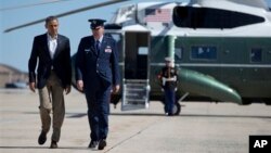 Presiden Barack Obama didampingi Kolonel Greg Urtso menuju pesawat kepresidenan "Air Force One" di pangkalan Angkatan Udara AS - Andrew di Maryland (26/5). Presiden Obam bertolak ke kota Moore, Oklahoma, untuk mengunjungi korban tornado hari ini.