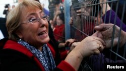 La política socialista, de 61 años, que fue presidenta de Chile entre 2006 y 2010, es recibida con entusiasmo a su regreso a Santiago.