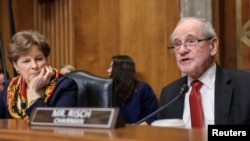 결의안 발의에 참여한 상원 외교위원회의 제임스 리시 위원장(오른쪽)과 진 샤힌 민주당 간사. 