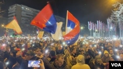 Večernja blokada Mosta slobode u Novom Sadu (foto: VOA/Stefan Miljuš)