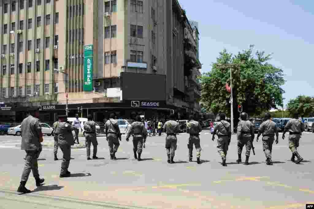 Polícia da República de Moçambique e manifestantes com cartazes do líder da oposição moçambicana Venâncio Mondlane em Maputo, a 15 de Janeiro de 2025, enquanto Daniel Chapo toma  posse como Presidente de Moçambique no dia 15 de janeiro de 2025.