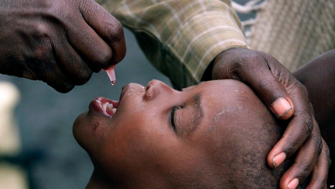 Seorang anak menerima vaksinasi polio di Gisenyi, Rwanda (foto: dok). 