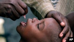 Seorang anak menerima vaksinasi polio di Gisenyi, Rwanda (foto: dok). 