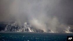 La lava del volcán en erupción en La Palma, islas Canarias, España, llega al Océano Atlántico el 29 de septiembre de 2021 luego de varios días atravesando la isla.