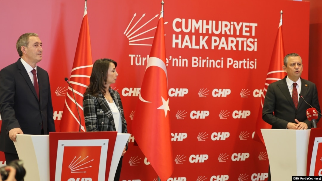 DEM Parti ve CHP görüşmesinin ardından, Bakırhan, Hatimoğulları ile Özel birlikte basın toplantısı düzenledi.