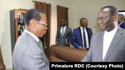 Mokambi ya mbulatari Sylvestre Ilunga Ilunkamba (D) atiki mokanda molakisi bozwi bwa ye bonso, na Cour constitutionnelle, Gombe, Kinshasa, 30 septembre 2019. (Primature RDC)