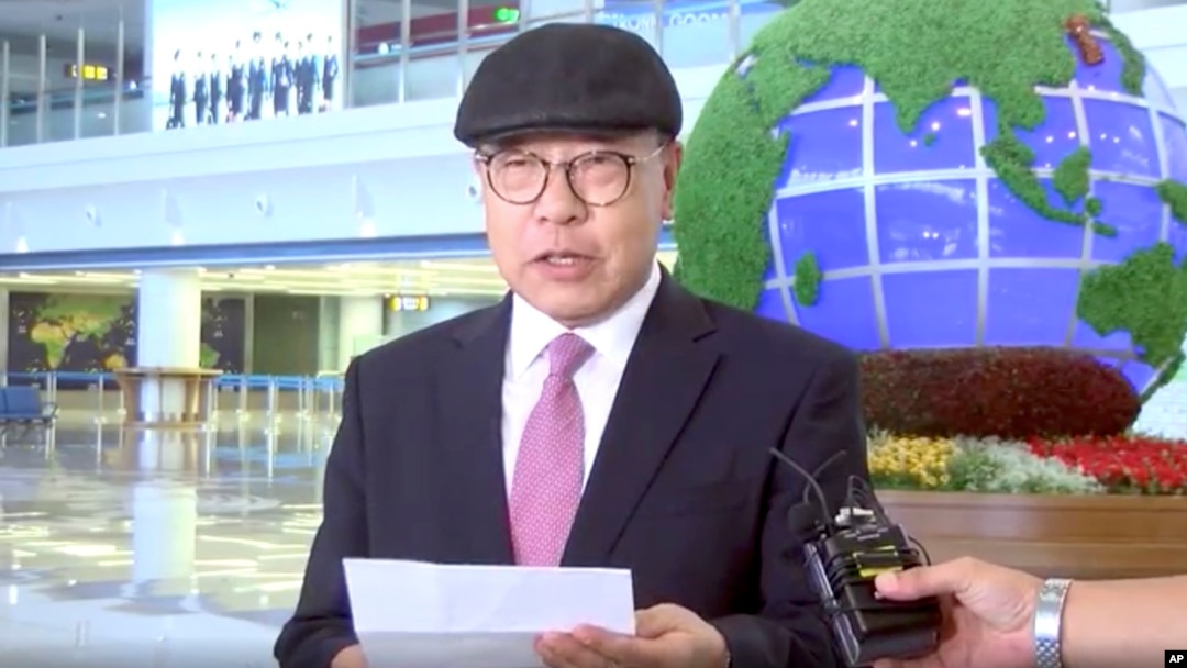 Choe In-guk membaca pernyataan setibanya di Bandara Internasional Pyongyang, 6 JUli 2019. (Foto: videograb/Uriminzokkiri website)
