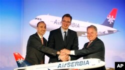 Dane Kondić, izvršni direktor nove kompanije Er Srbija, prvi potpredsednik vlade Aleksandar Vučić i izvršni direktor Etihada Džejms Hogan posle potpisivanja ugovora o partnerstvu u Beogradu, 1. avgusta 2013.