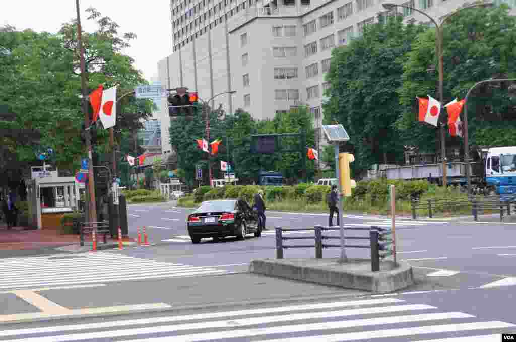 日本东京霞关的马路两旁2018年5月8日插上中日国旗迎接中国总理李克强到访。（美国之音记者歌篮拍摄）