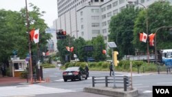 日本东京霞关的马路两旁2018年5月8日插上中日国旗迎接中国总理李克强到访。 （美国之音记者 歌篮拍摄）