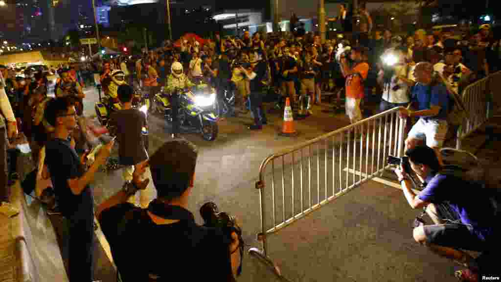 Protesters try to block an avenue with metal fences outside the offices of Hong Kong's Chief Executive Leung Chun-ying in Hong Kong, Oct. 2, 2014.