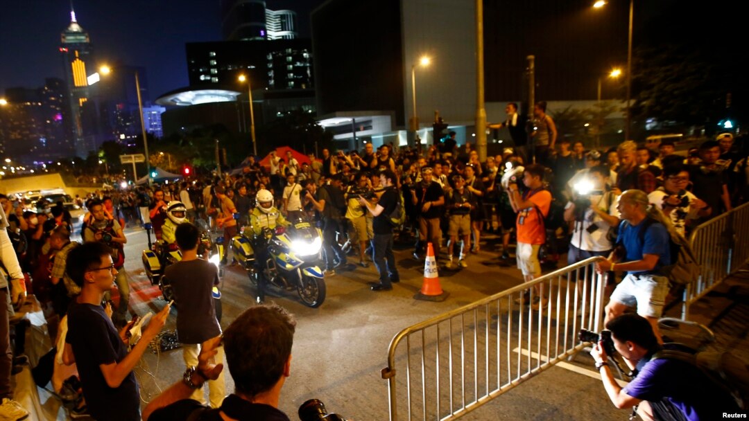 Para demonstran berusaha memblokade jalanan menuju kantor pemimpin eksekutif Hong Kong Leung Chun-ying (2/10).