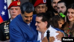 ARCHIVO - El presidente venezolano Nicolás Maduro saluda al empresario colombiano Alex Saab, que enfrentaba cargos criminales en EEUU, tras ser liberado, en el Palacio de Miraflores en Caracas, el 20 de diciembre de 2024.