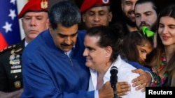 Pengusaha Kolombia, Alex Saab (baju putih) yang baru dibebaskan oleh AS, disambut oleh Presiden Venezuela Nicolas Maduro di Istana Miraflores, Caracas hari Rabu (20/12). 