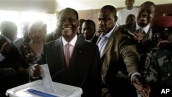 Presidential candidate Alssane Ouattara casts his ballot in the first round of presidential elections in Abidjan, Ivory Coast, 31 Oct 2010