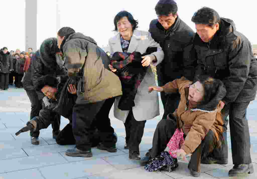 Korea Utara berduka saat meninggalnya pemimpin mereka Kim Jong-Il, 19 Desember 2011 (Reuters / Kyodo)
