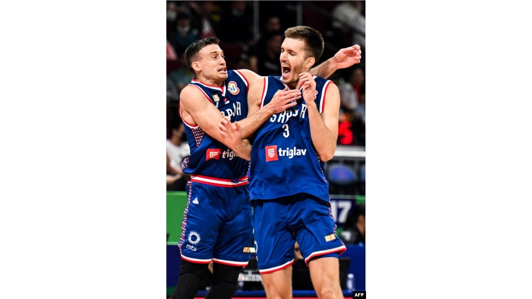 Aleksa Avramović i Filip Petrušev (Foto: AFP/Sherwin Vardeleon)