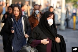 تہران میں ہوا کی آلودگی سے محفوظ رہنے کے لیے کچھ لوگ ماسک کا استعمال کر رہے ہیں۔ فائل فوٹو