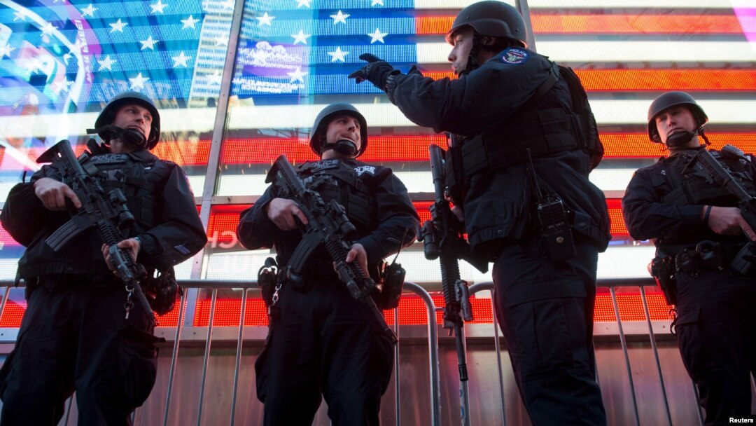 Polisi bersenjata berjaga-jaga di daerah Times Square di kota New York, menyusul serangan maut di Paris (14/11). (Reuters/Stephanie Keith)