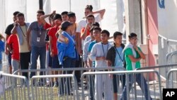 ARSIP – Anak-anak yang tidak didampingi orang tua mereka antri di Homestead Temporary Shelter for Unaccompanied Children, Homestead, FL, 19 April 2019 (foto: AP Photo/Wilfredo Lee, Arsip)