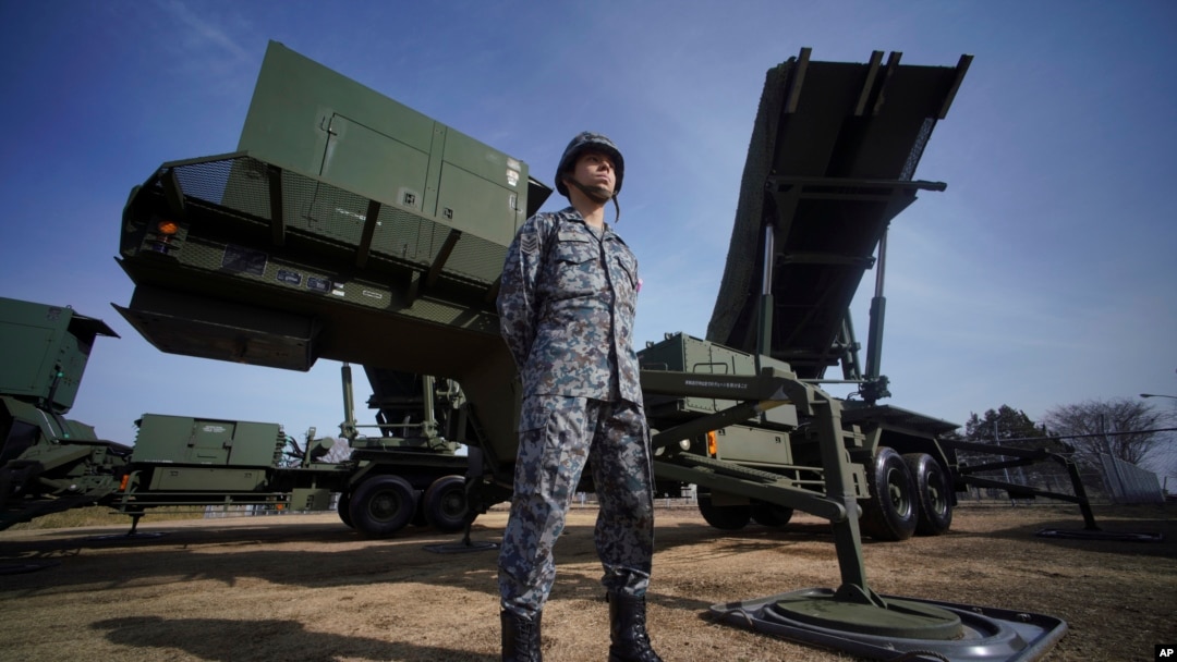 Seorang tentara berdiri di samping sistem misil darat-ke-udara Patriot Advanced Capability-3 di Jepang, 10 April 2020.
