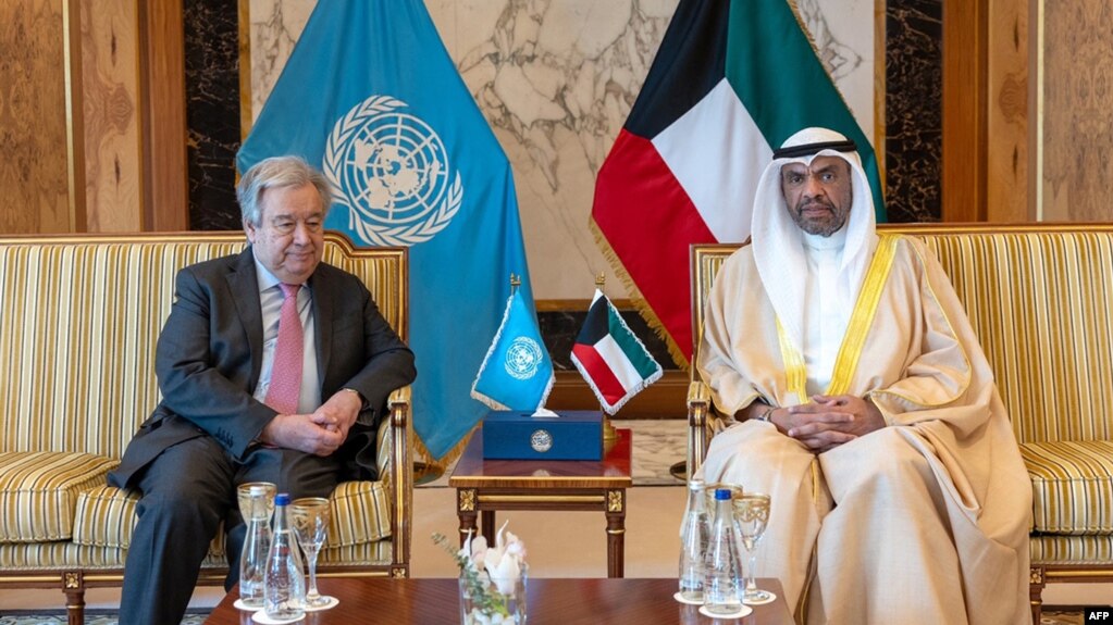 Menteri Luar Negeri Kuwait Abdullah al-Yahya (kanan) bertemu Sekretaris Jenderal PBB Antonio Guterres di kementerian luar negeri di Kuwait City, Minggu (12/5) di sela konferensi donor internasional untuk Gaza.