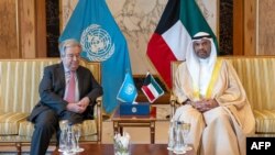Menteri Luar Negeri Kuwait Abdullah al-Yahya (kanan) bertemu Sekretaris Jenderal PBB Antonio Guterres di kementerian luar negeri di Kuwait City, Minggu (12/5) di sela konferensi donor internasional untuk Gaza.