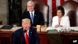 도널드 트럼프 미국 대통령이 지난 2월 의회에서 국정연설을 하고 있다. 그의 뒤로 마이크 펜스 미 부통령과 낸시 펠로시 미 하원의장이 앉아 있다.