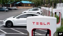 Tesla, dan saingan utamanya dari China, BYD, mencapai rekor pengiriman kendaraan buatan China (foto: ilustrasi). 
