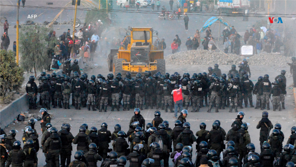 Después de un enfrentamiento, la&nbsp;policía antidisturbios despejó un bloqueo de carreteras por parte de manifestantes que apoyaban al expresidente Evo Morales.