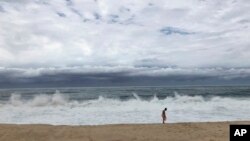 Archivo. Fuerte oleaje en la playa San José del Cabo, México, ocasionado por la tormenta Bud el 13 de junio de 2018.