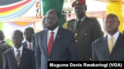 Presiden Salva Kiir (tengah) menyaksikan parade HUT kemerdekaan di ibukota Juba hari Rabu (9/7).