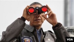 El presidente Obama observa Corea del Norte con binoculares desde el puesto de observación de Ouellette en la zona desmilitarizada entre las dos coreas.