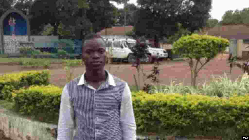 Dauda Mohamed Fullah a survécu à Ebola mais continue à faire face à la stigmatisation à Sierra Leone. (Photo prise le 17 octobre 2014 par Nina deVries/VOA)