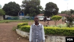 Dauda Mohamed Fullah a survécu à Ebola mais continue à faire face à la stigmatisation à Sierra Leone. (Photo prise le 17 octobre 2014 par Nina deVries/VOA)