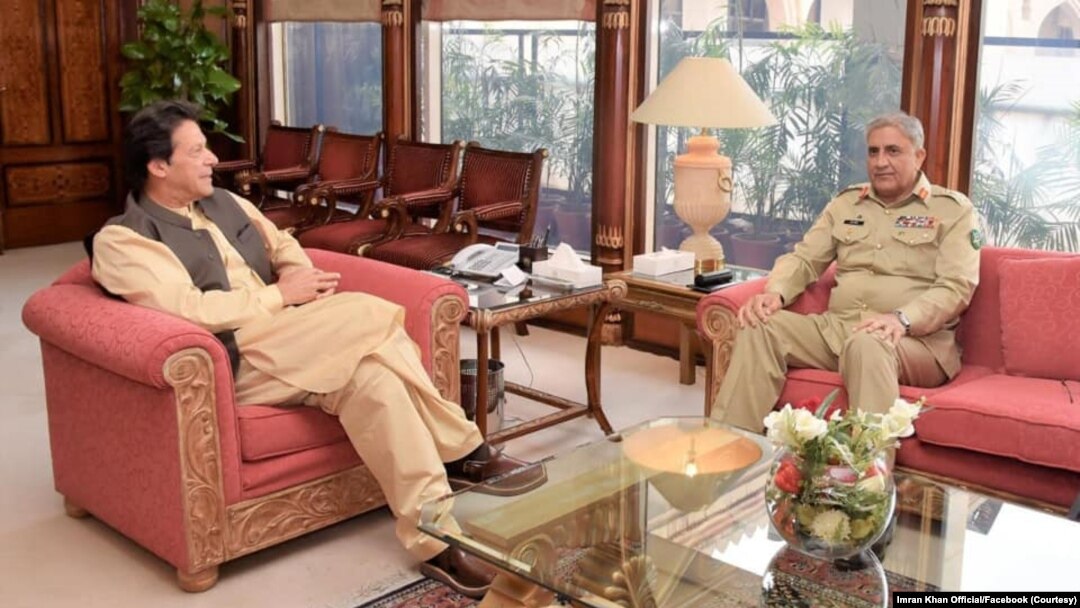 بعض سیاسی مبصرین کے نزدیک موجودہ صورتِ حال میں جنرل باجوہ کو ملازمت میں توسیع دینا وقت کی ضرورت ہے۔ (فائل فوٹو)