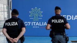 Foto ilustrasi yang menunjukkan anggota kepolisian Italia berpatroli menjelang KTT G& di Bari, Italia, pada 12 Juni 2024. 