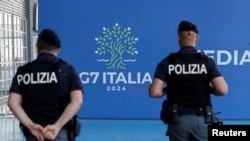 Foto ilustrasi yang menunjukkan anggota kepolisian Italia berpatroli menjelang KTT G& di Bari, Italia, pada 12 Juni 2024. 