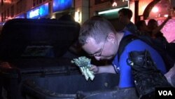 Jeremy, karyawan sebuah universitas di New York, menemukan brokoli dari tong sampah di depan supermarket.