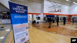 ARCHIVO - Un letrero en español instruye a votantes de habla hispana en el Centro Recreativo La Familia, en el vecindario de Baker, al sur del centro de Denver, el 3 de noviembre de 2020.