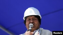 ARSIP - Presiden Bolivia, Evo Morales, berbicara pada peresmian pabrik potassium klorida untuk memproduksi lithium di Llipi, danau garam Uyuni, Potosi, Bolivia, 7 Oktober 2018 (foto: Reuters/David Mercado)