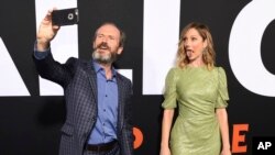 Toby Huss (kiri), salah satu pemeran dalam film "Halloween" berswafoto bersama pemeran lainnya, Judy Greer, pada pemutaran perdana film Halloween di TCL Chinese Theatre, 17 Oktober 2018.