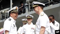 美軍第七艦隊旗艦藍嶺號抵達上海。圖為中國海軍東海艦隊副司令員支天龍少將（左）與美國海軍第七艦隊司令奧庫安（右）交談。