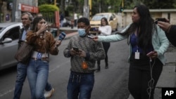 Manuel Ranoque, padre de dos de los niños indígenas que sobrevivieron a un accidente aéreo en el Amazonas y luego desafiaron la selva durante 40 días, habla con los medios desde el hospital militar donde están los niños, en Bogotá, Colombia, el domingo 11 de junio de 2023.