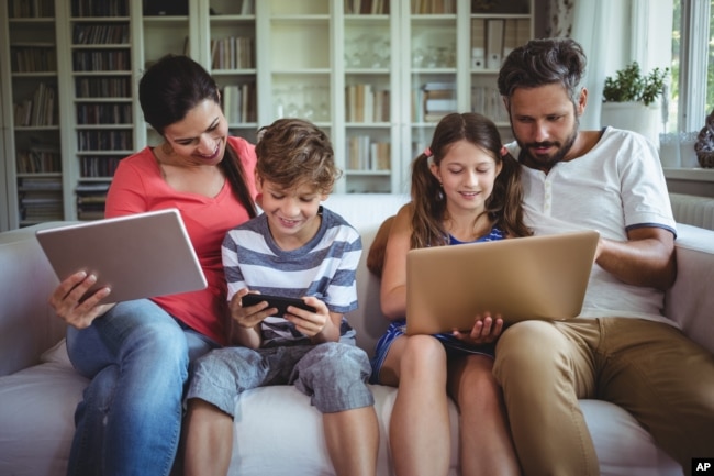 ILUSTRASI - Argumen pro dan kontra mengenai sharenting, menurut Hanifah, berkisar pada kewenangan orang tua terhadap anak dan hak privasi anak itu sendiri. (iStock Photo)