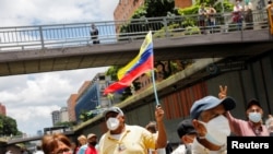 Trabajadores jubilados de la petrolera estatal venezolana PDVSA protestan frente a la sede de la empresa exigiendo sus fondos de pensiones, en Caracas, el 3 de agosto de 2021.